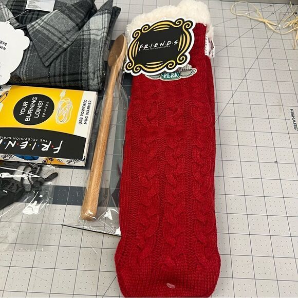 Cutterfly FRIENDS Collectors Bundle Merchandise Gift Box Button Down Shirt, Lrg - Picture 8 of 16